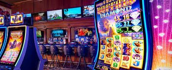 Antarmuka Diamond Empire dengan simbol permata bersinar dan gulungan slot